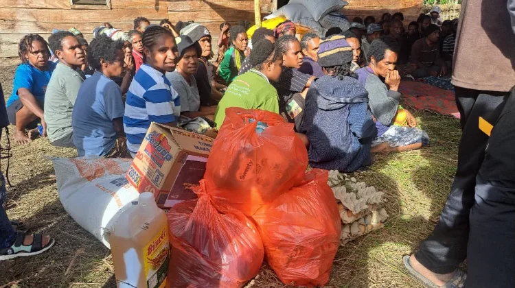 Peduli Kemanusiaan, Jurnalis Wamena Distribusikan Bapok ke Pengungsi