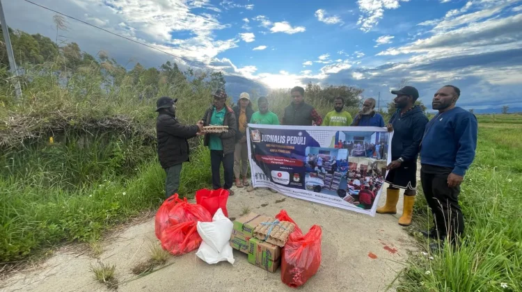 Peduli Kemanusiaan, Jurnalis Wamena Distribusikan Bapok ke Pengungsi