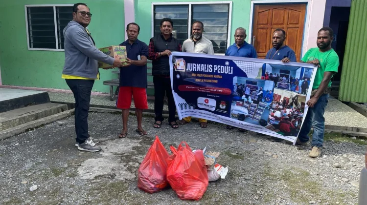 Peduli Kemanusiaan, Jurnalis Wamena Distribusikan Bapok ke Pengungsi