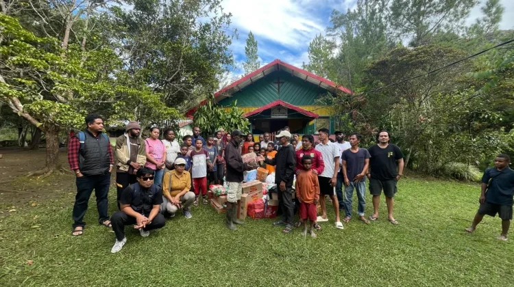 Peduli Kemanusiaan, Jurnalis Wamena Distribusikan Bapok ke Pengungsi