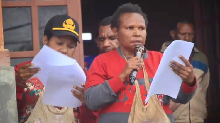 Bupati Kabupaten Pegunungan Bintang Menyerahkan Dana Desa