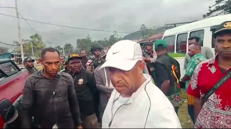 Bupati Kabupaten Pegunungan Bintang Menyerahkan Dana Desa