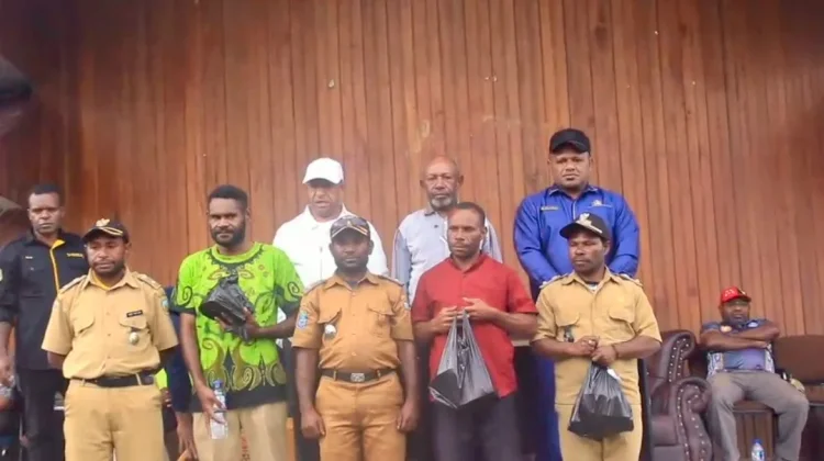 Bupati Kabupaten Pegunungan Bintang Menyerahkan Dana Desa