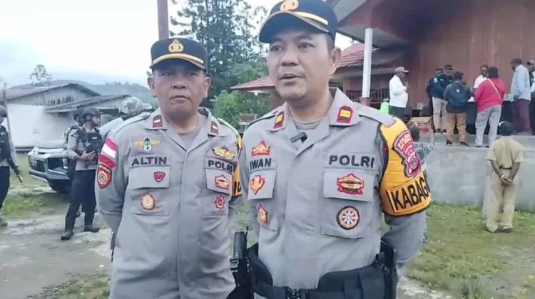Bupati Kabupaten Pegunungan Bintang Menyerahkan Dana Desa