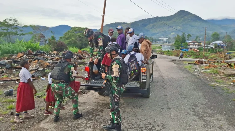 Yonif 511/DY Bantu Antar Anak Sekolah di Karubaga akibat Transportasi Terbatas