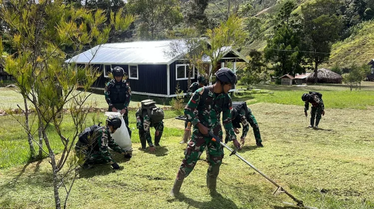 Satgas Yonif 511/DY Gelar Aksi Bersih Gereja di Lanny Jaya