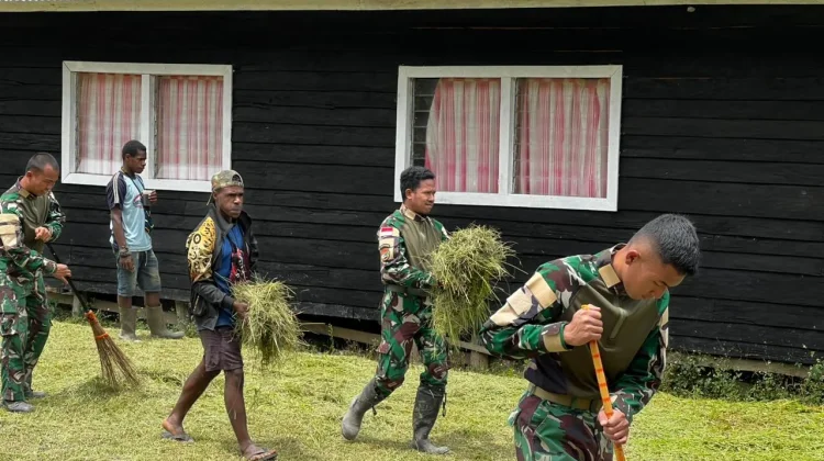 Satgas Yonif 511/DY dan Warga Kampung Tima Gotong Royong Bersihkan Fasilitas Umum
