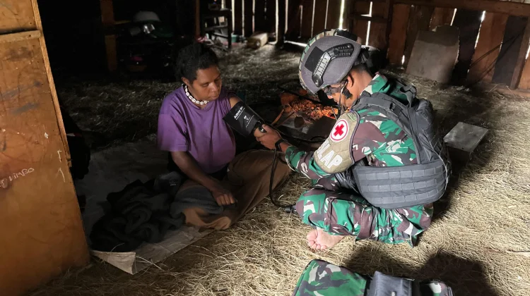Satgas Yonif 511/DY Berikan Layanan Kesehatan Gratis bagi Warga Ekanom