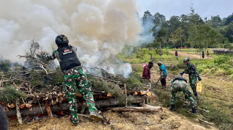 Satgas Yonif 511/DY Hadiri Tradisi Bakar Batu Bersama Masyarakat di Lanny Jaya
