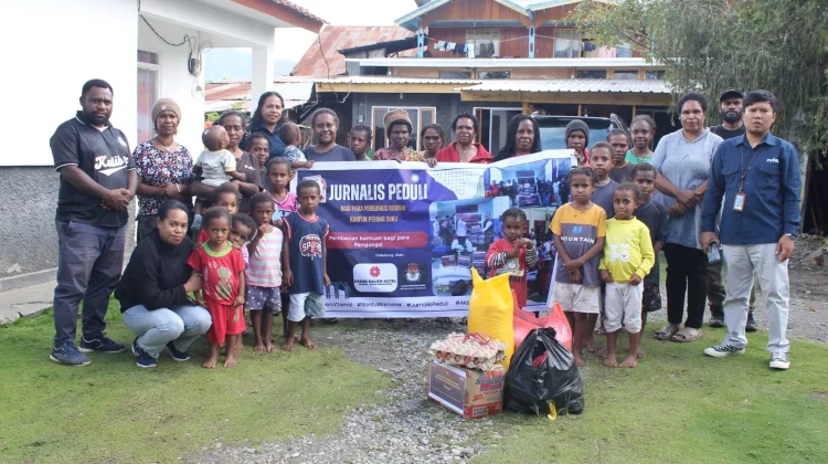 Insan Pers Jayawijaya Salurkan Bantuan bagi Pengungsi Perang Suku di Wamena