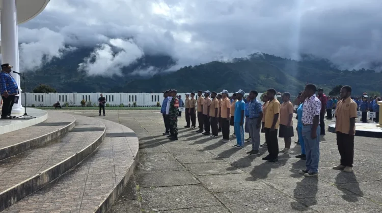 Bupati Lanny Jaya Lepas 62 Anggota Paskibra untuk Tingkat Kabupaten dan Provinsi