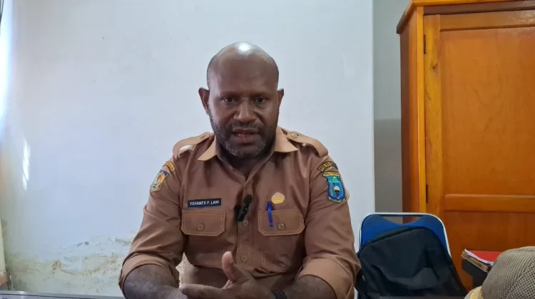 jelang Penerimaan Siswa Baru, Dukcapil Jayawijaya Dipadati Warga Urus Dokumen