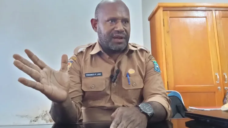 jelang Penerimaan Siswa Baru, Dukcapil Jayawijaya Dipadati Warga Urus Dokumen