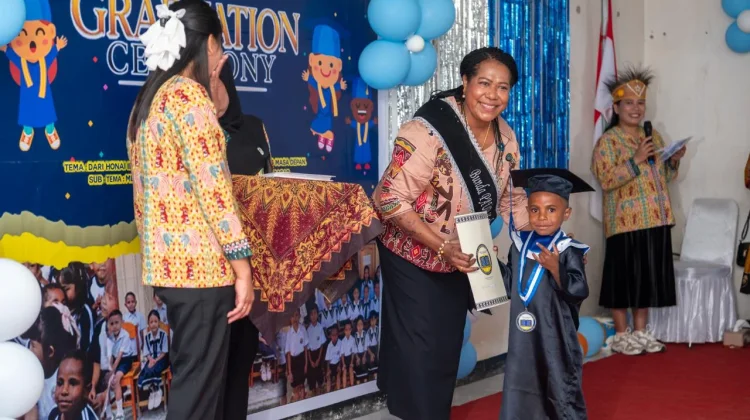 Kuben Oeyah Wonok Bangun Generasi Emas Tolikara melalui Pendidikan, Bahasa Asing