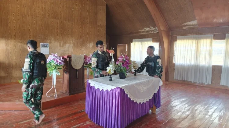 Satgas Yonif 511/DY dan Warga Popome Gelar Karya Bakti Bersihkan Gereja