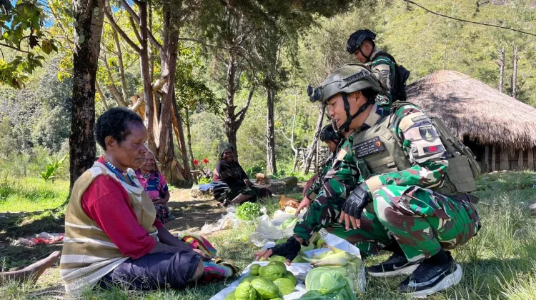 Satgas Yonif 511/DY Pos Malagai Borong Hasil Bumi Warga di Papua Pegunungan