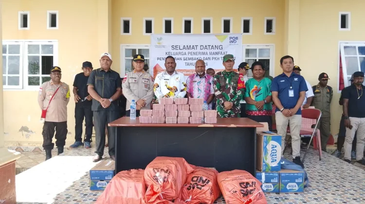 Bupati Nduga Serahkan Bantuan PKH dan Sembako Tahap II Kepada Masyarakat
