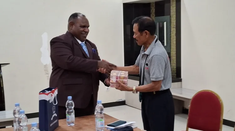 Bupati Murip Serahkan Bantuan Dukung Kontingen Pesparawi ke Manokwari