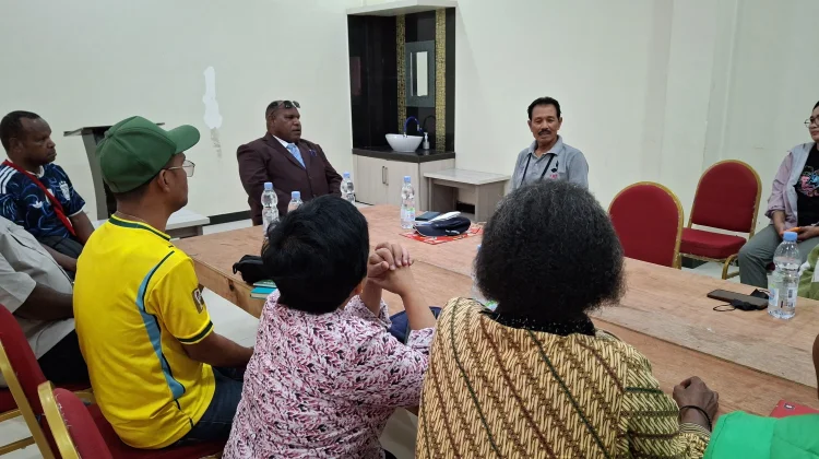 Bupati Murip Serahkan Bantuan Dukung Kontingen Pesparawi ke Manokwari