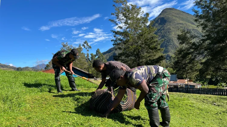 Pegawai Distrik, Satgas Yonif 511/DY, dan Warga Gelar Karya Bakti di Pirime