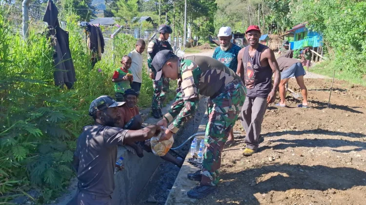 Satgas Yonif 511/DY dan Warga Karubaga Gotong Royong Bersihkan Tumpukan Tanah