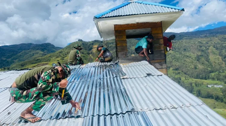 Warga dan Satgas Yonif 511/DY Gotong Royong Rehab Gereja di Balingga