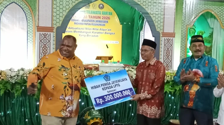 Bupati Jayawijaya Serahkan Hibah Rp300 Juta untuk LPTQ pada Pembukaan MTQ ke-31