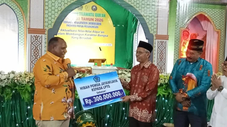 Bupati Jayawijaya Serahkan Hibah Rp300 Juta untuk LPTQ pada Pembukaan MTQ ke-31