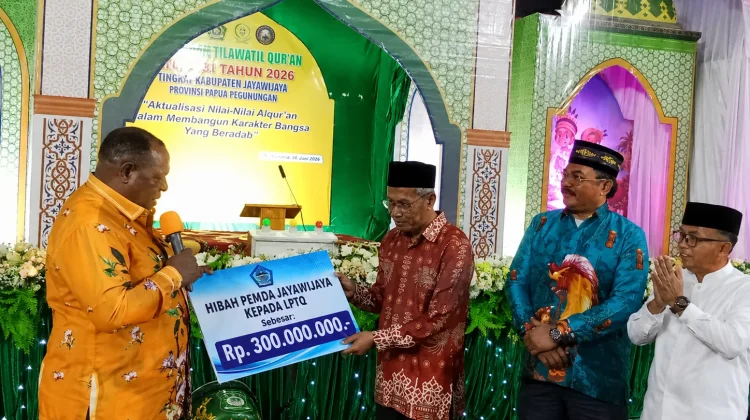 Bupati Jayawijaya Serahkan Hibah Rp300 Juta untuk LPTQ pada Pembukaan MTQ ke-31