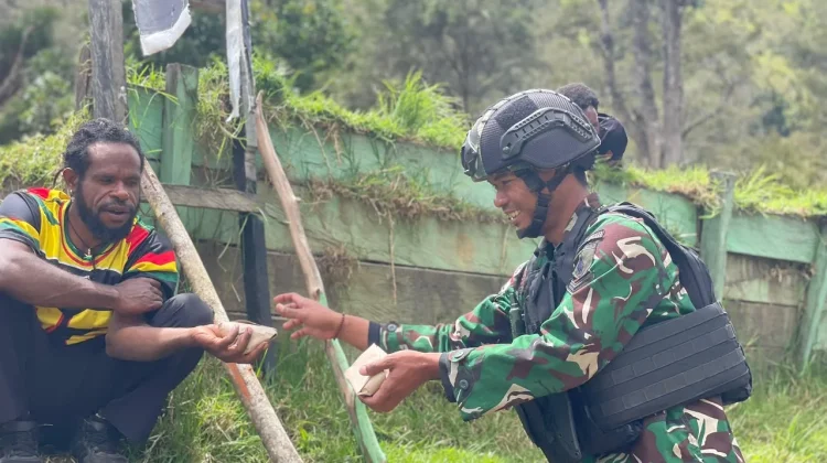 Satgas Yonif 511 Dibyatara Yodha Gelar Makan Bersama Gratis Ke-19 di Kampung Tima