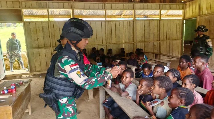 Satgas TNI Mengajar Manfaatkan Barang Bekas untuk Tingkatkan Literasi Anak
