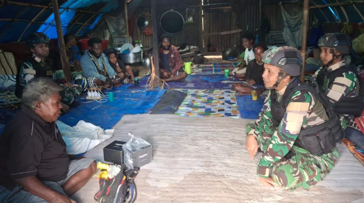 Pererat Hubungan dengan Warga, Satgas Yonif 511/DY Anjangsana di Karubaga