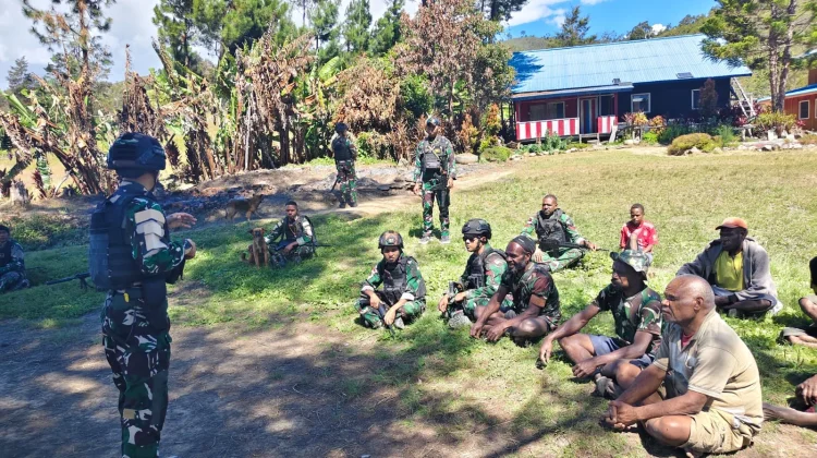 Satgas Yonif 511/DY Perkuat Kedekatan melalui Anjangsana di Kampung Guninggame