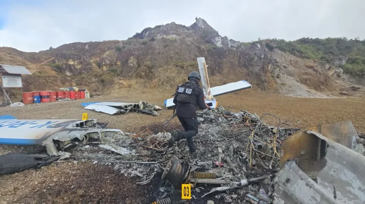 Polisi Olah TKP Kasus Pembunuhan Pilot dan Pembakaran Pesawat di Yahukimo