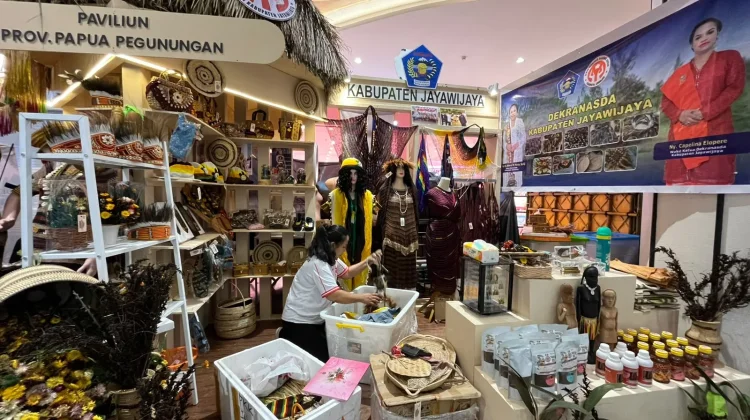 Ketua TP PKK Jayawijaya Promosikan Produk UMKM di HKG PKK dan HUT Dekranas