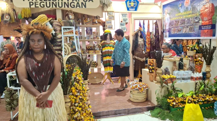 Ketua TP PKK Jayawijaya Promosikan Produk UMKM di HKG PKK dan HUT Dekranas