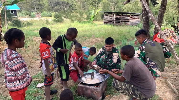 Satgas Yonif 511/DY Ajarkan Anak Papua Membuat Cireng gunaTingkatkan Kreativitas