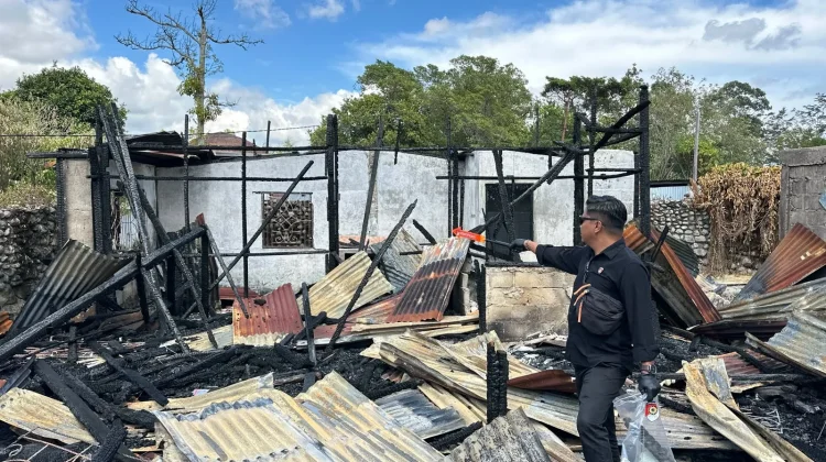 Satreskrim Polres Jayawijaya Olah TKP Kebakaran Rumah di Jalan Tolmis