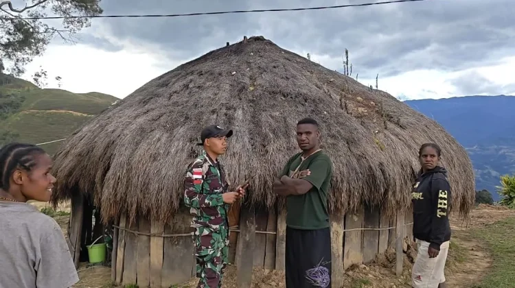 Satgas Yonif 511/DY Pererat Silaturahmi dengan Warga melalui Anjangsana di Popome