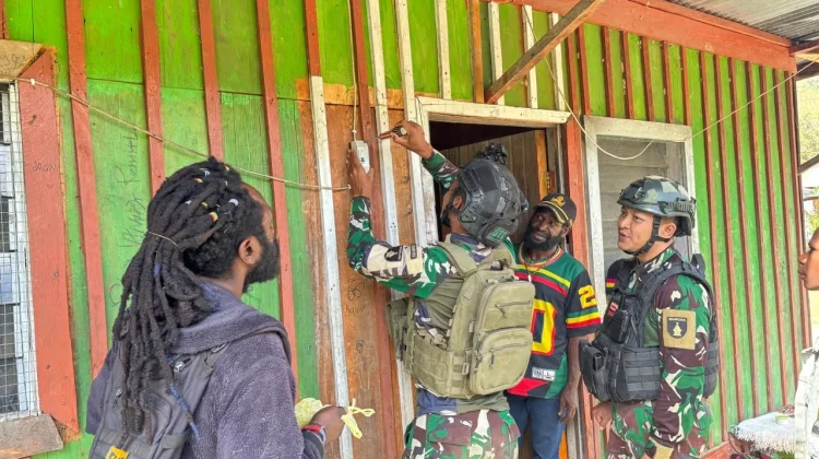 Satgas Yonif 511/DY Bantu Pasang Instalasi Listrik Gratis untuk Warga di Malagai