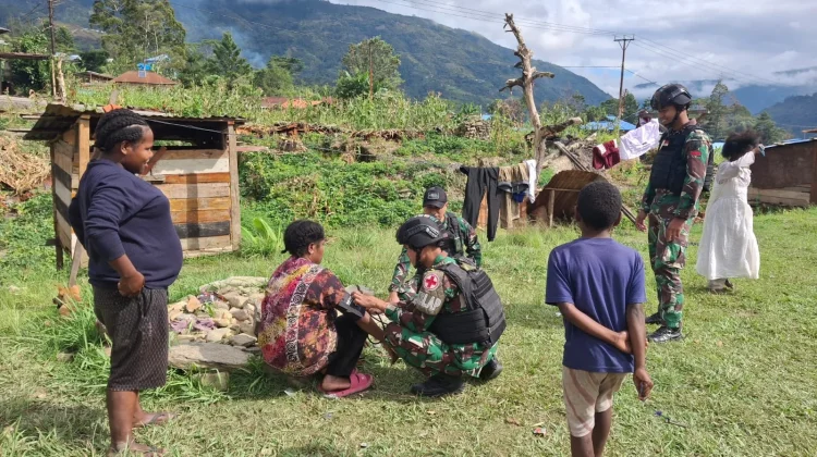 Satgas Yonif 511/DY Badak Hitam Berikan Layanan Kesehatan bagi Warga Karubaga