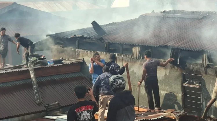 Personel Polres Gerak Cepat Tangani Kebakaran Rumah Kontrakan di Gang Nirwana