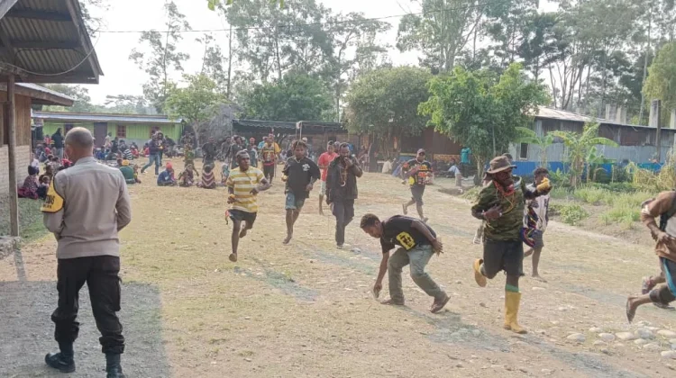 Kepolisian Sektor Wamena Kota Memantau Pelaksanaan Pembayaran Denda Adat