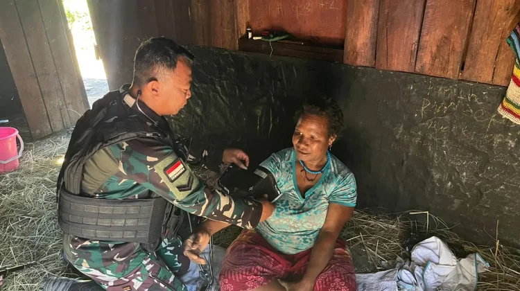 Pelayanan Kesehatan Kepada Masyarakat oleh Satuan Tugas Pamtas Yonif 511