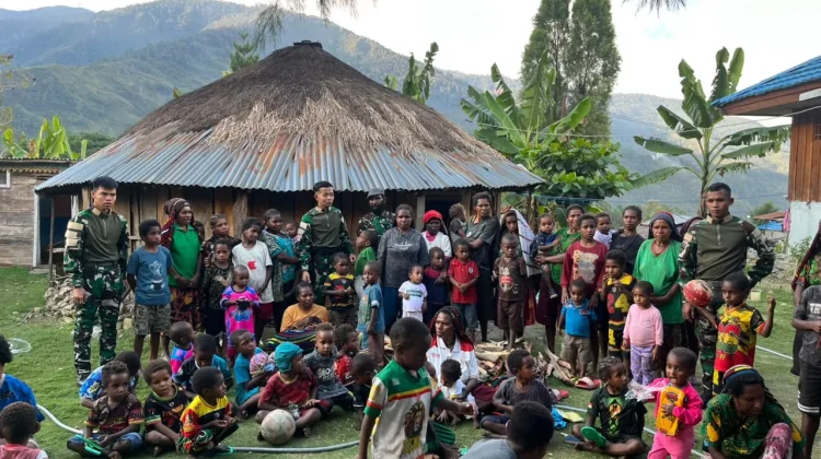 Pembagian Pakaian kepada Warga Distrik Kanggime Oleh Satgas Yonif 511/DY