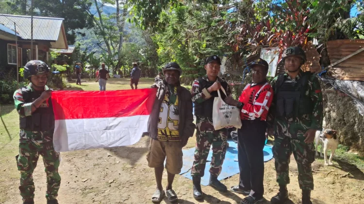 Satgas Yonif 511/DY Bagikan Bendera Merah Putih dan Sembako kepada Warga Karubaga