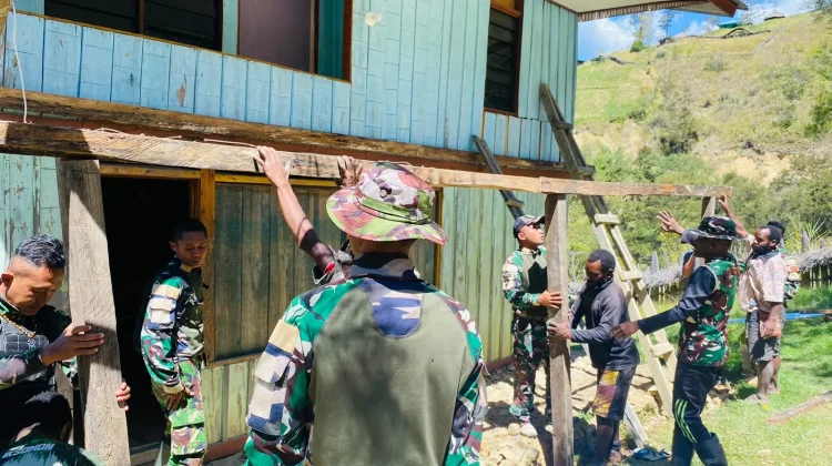 Satgas Yonif 511/DY Bantu Perbaiki Teras Rumah Warga di Balingga