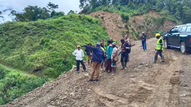 Bupati Pegubin Meninjau Pekerjaan Ruas Jalan Oksibil-Okaom