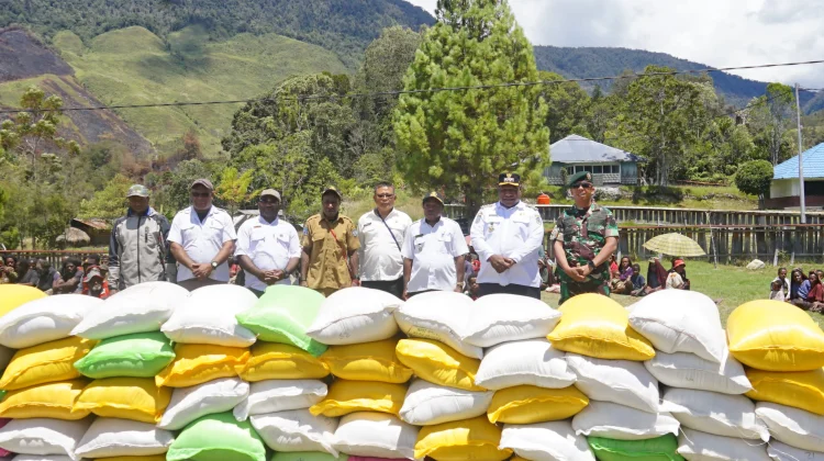 Bupati Jayawijaya Kunjungi Warga Terdampak Bencana di Distrik Walaik