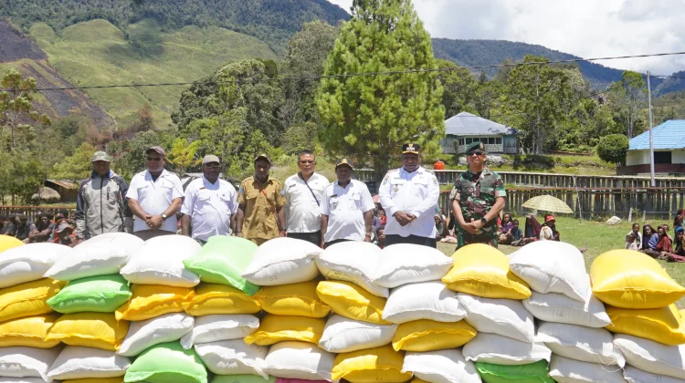 Bupati Jayawijaya Kunjungi Warga Terdampak Bencana di Distrik Walaik